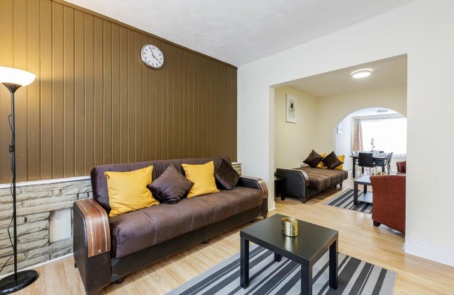 2-Bed House - Sleeps 7 & Free Parking