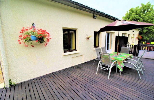 2 bed lakeside guest house with parking