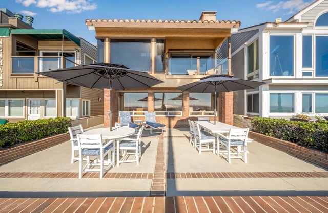 2 Bed Oceanfront w/patio on the Sand in Quiet West Newport