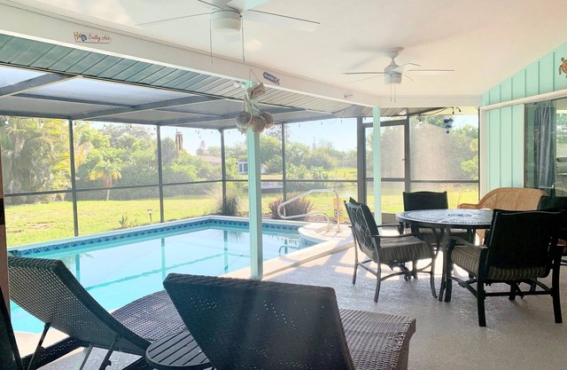 2 Bed w/Private Pool on Canal/Cul-de-sac, minutes from the Beach, Dog friendly