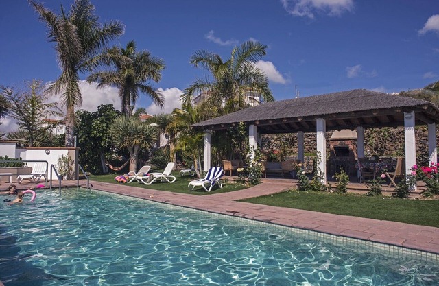 2 Bedrooms, Mountain View, HEATED POOL, Heating, Terrace, Free Wifi (5)