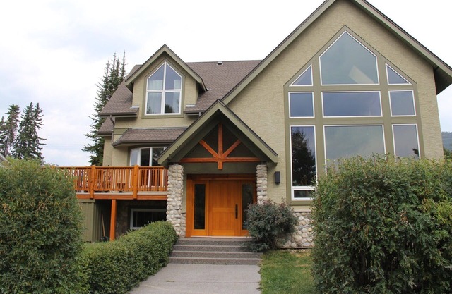 2 Bedroom 1.5 Bathroom Private Suite Banff AB - Wolf Den Bed & Breakfast Suite A