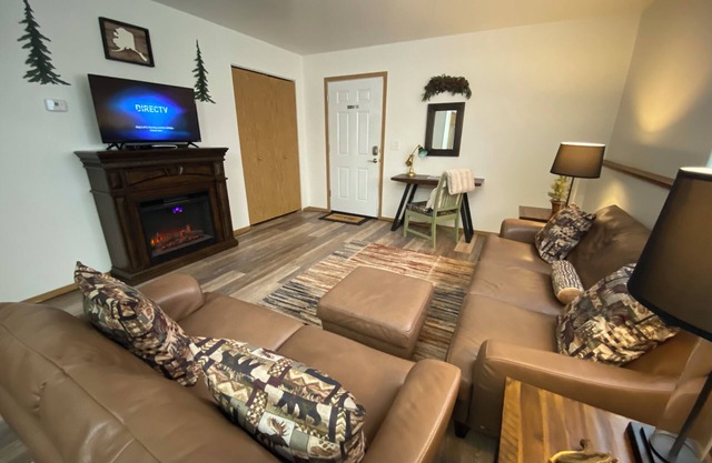 2 bedroom, 1 bath quiet lodge close to town with forest views!