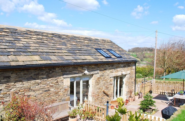 2 bedroom accommodation in Almondbury