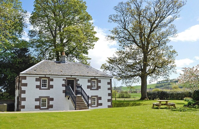 2 bedroom accommodation in Montrose