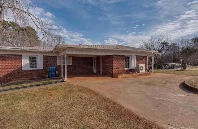 2-bedroom And 2 Bath house with WiFi, AC in delightful Forest City