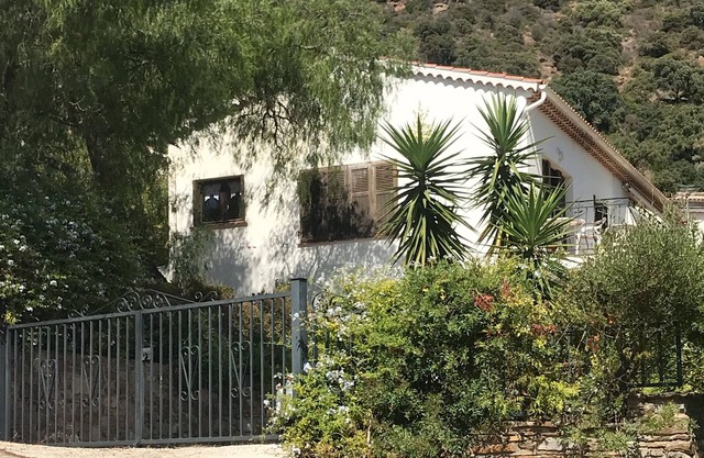 2 bedroom apartment in villa with garden, sea view, short walk to Fossette beach