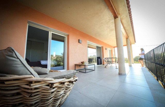 2 bedroom apartment 200 meters from the WIFI beach, balconies, terraces,