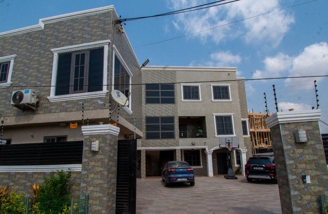 2-bedroom apartment in fabulous Accra with WiFi, AC. Live your best vacation