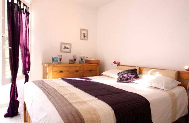 2-BEDROOM APARTMENT IN GATED RESIDENCE 10 MINUTES WALK FROM THE BEACH