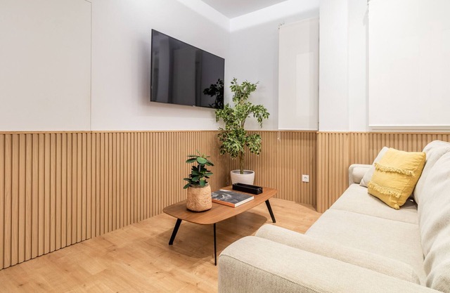 2 bedroom apartment located in Salamanca neighborhood. Full equipped, with A/C and internet