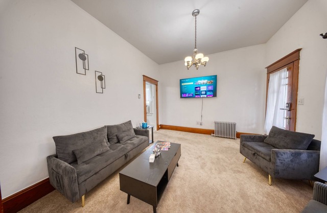 2-bedroom apartment in awesome Carbondale with AC