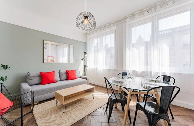 2 bedroom apartment with parking, near metro