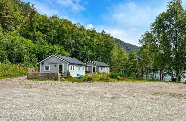 2 bedroom awesome home in Lavik