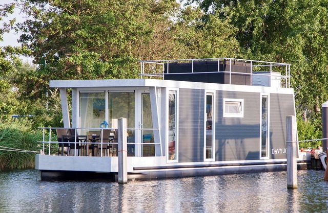 2 bedroom beautiful ship in Almere