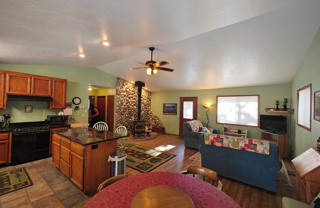 2-bedroom cabin in Lake Almanor West.