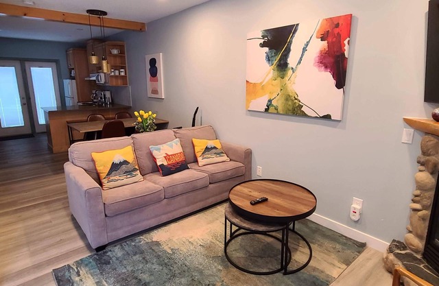 2 Bedroom Chalet between Canmore & Banff (sleeps 7 (up to 6 Adults and 1 Child)