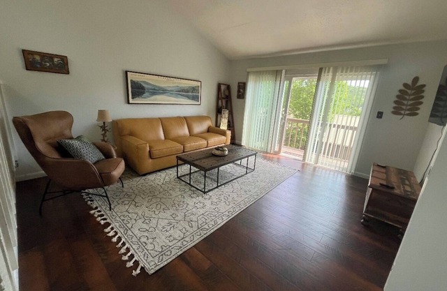 2-bedroom condo in cozy Holiday Island with AC, WiFi
