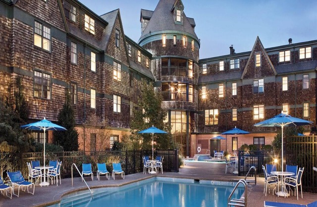 2 Bedroom Condo w/Kitchen, Sleeps 6, in Downtown Newport, Long Wharf Resort!