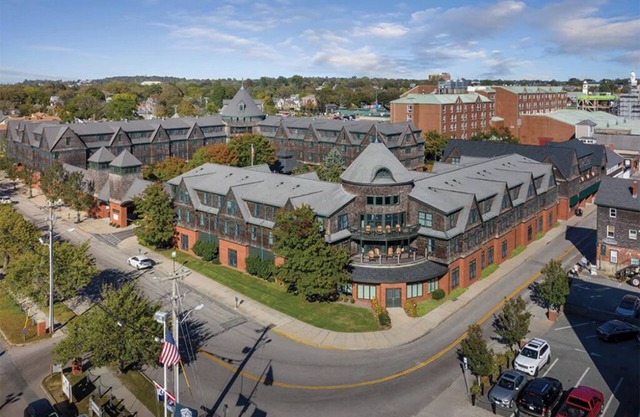 2 Bedroom Condo w/Kitchen, Sleeps 6, in Downtown Newport, Long Wharf Resort!