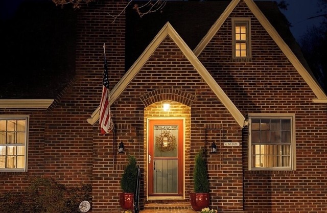2 bedroom cottage in d-town Farmville, walking distance to Longwood University.