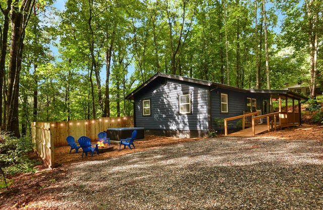 2 Bedroom Cozy Cabin w/ HOT TUB