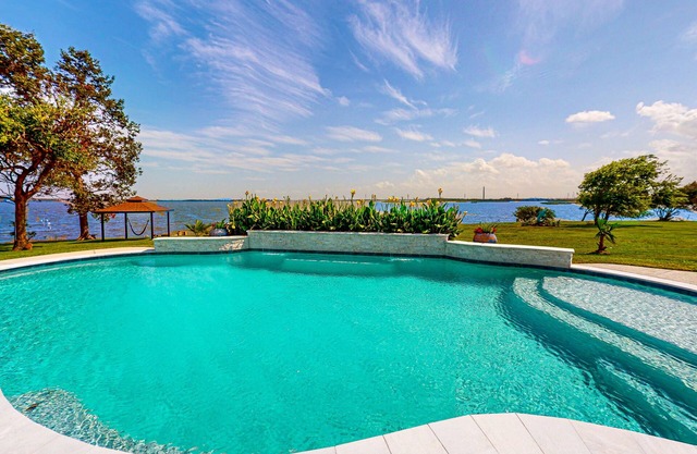 2-bedroom cozy guest home with patio and shared pool and views