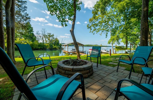 2-Bedroom, Dog Friendly Home sleeps 6 on the Tennessee River/Chickamauga Lake