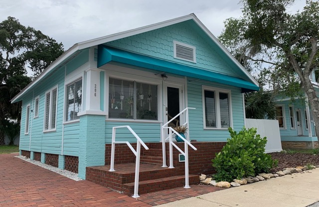 2-Bedroom house with a great yard in down town