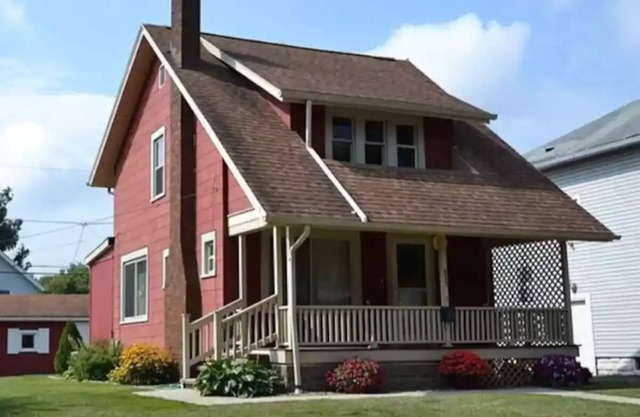 2 bedroom house all to yourselves! 1.3mile to downtown Massillon