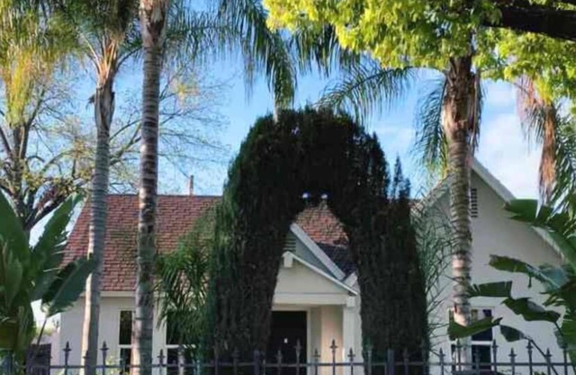 2-bedroom house in charming Fresno with WiFi, AC, fitness room