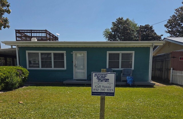 2-bedroom house in Destin with WiFi, AC, golf cart, minutes away from the beach