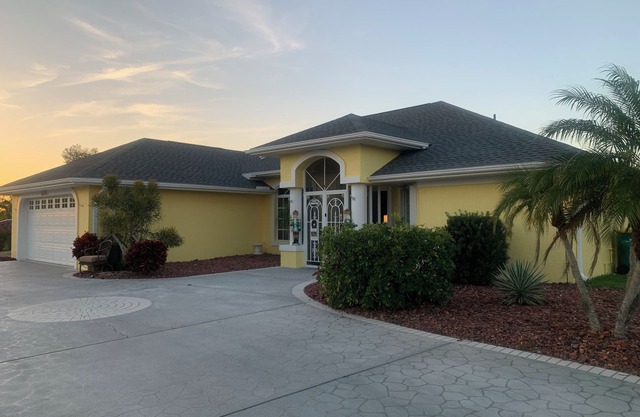 2 bedroom house in lovely Punta Gorda with WiFi, AC, & Pool.