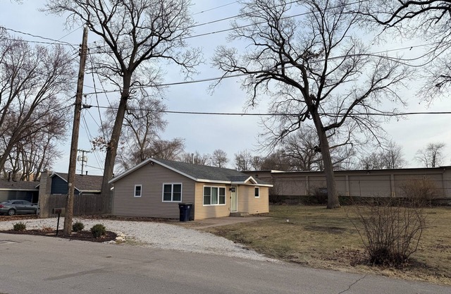 2-bedroom house in Warsaw, Indiana close to Winona Lake