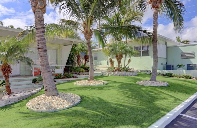 2 bedroom large pool 600 ft to the beach