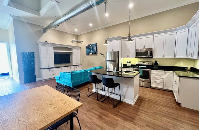 2 Bedroom Loft - Above Patton Diner - Downtown CF!