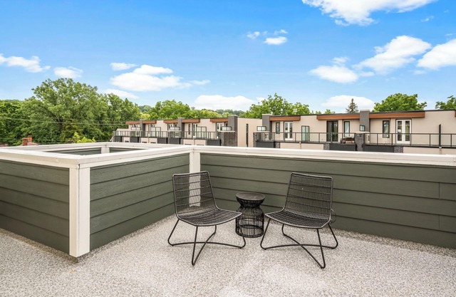 2 Bedroom Modern Brand New Niagara Apartment up to 4 People