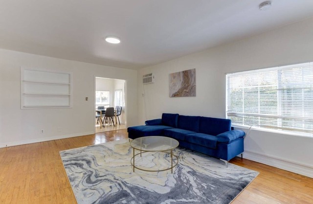 2 Bedroom Mid-Wilshire Charmer close to Downtown