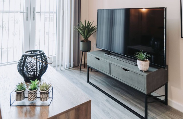 2 Bedroom Modern Apartment Sleeps 5