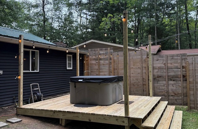 2-bedroom pet friendly Lake Huron cabin with Hot Tub in Greenbush