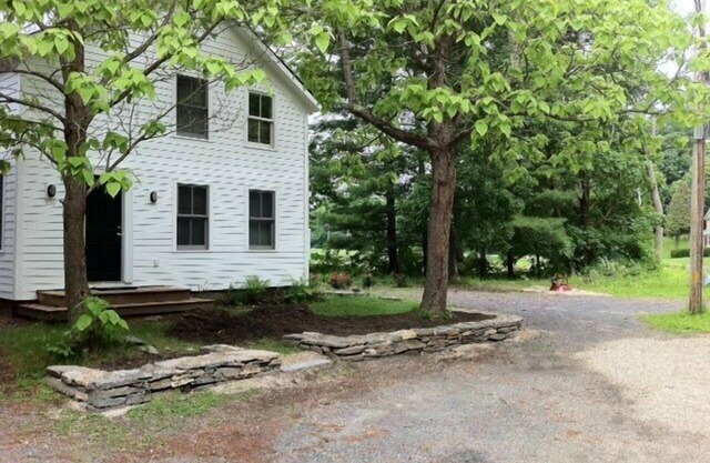 2 bedroom Riverhouse in the Heart of the Berkshires! Summer & winter coziness!