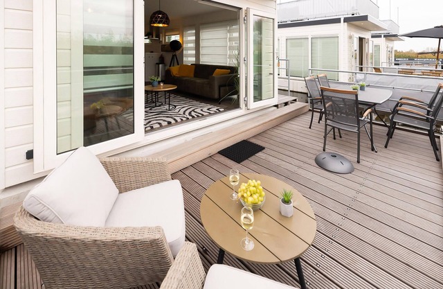 2 bedroom stunning ship in Aalsmeer