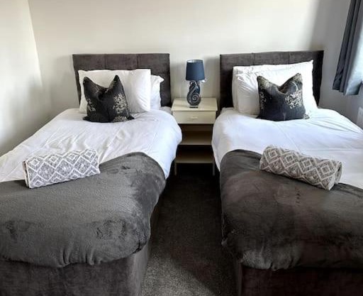 2 Bedroom Town House Barnet (WIFI + Netflix Included)