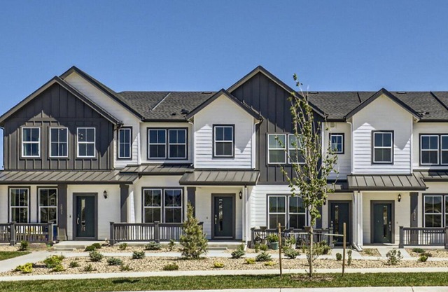 2-bedroom townhome w/mountain views, Arvada near AdventHealth Avista Hospital