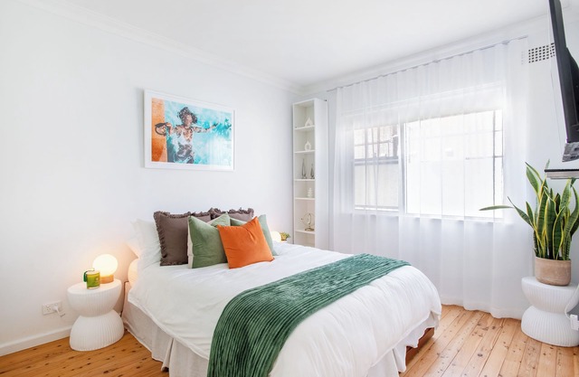2 bedroom unit 300 meters from the beach w/free Parking Foxtel,Netflix/Wifi.