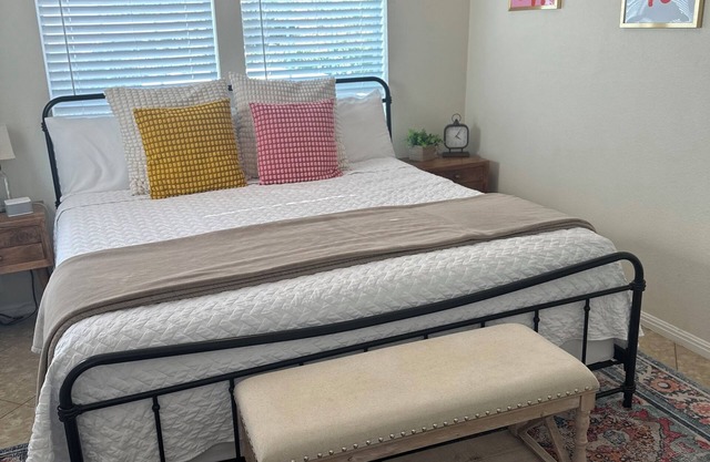2-bedroom vacation home, steps to the San Antonio River