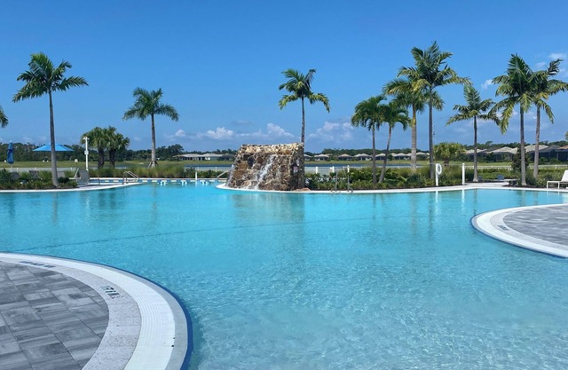2 Bedroom Villa - Resort pool & amenities - 2.5 miles from the beach - Sleeps 5