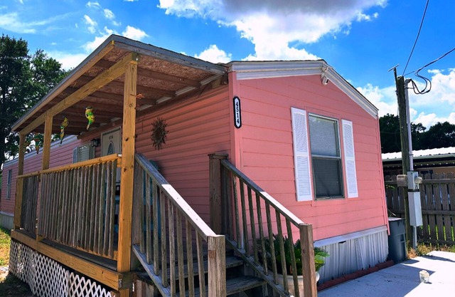 2 bedrooms, 3 beds, 2 bathrooms cozy house by the bay.