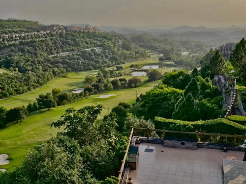2 BHK 18 Hole Golf Course view By Goldfinch