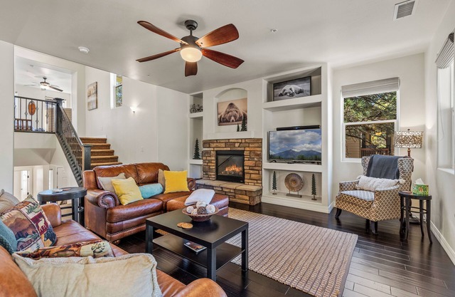 2 BR 2.5 BTH + loft - Central, A/C & Spacious!